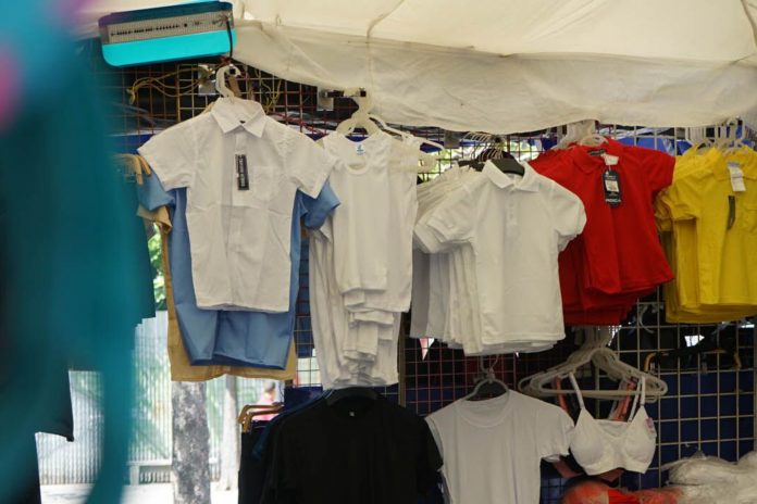 El costo de la educación: Familias gastan hasta 150 dólares solo en uniformes para el nuevo periodo escolar